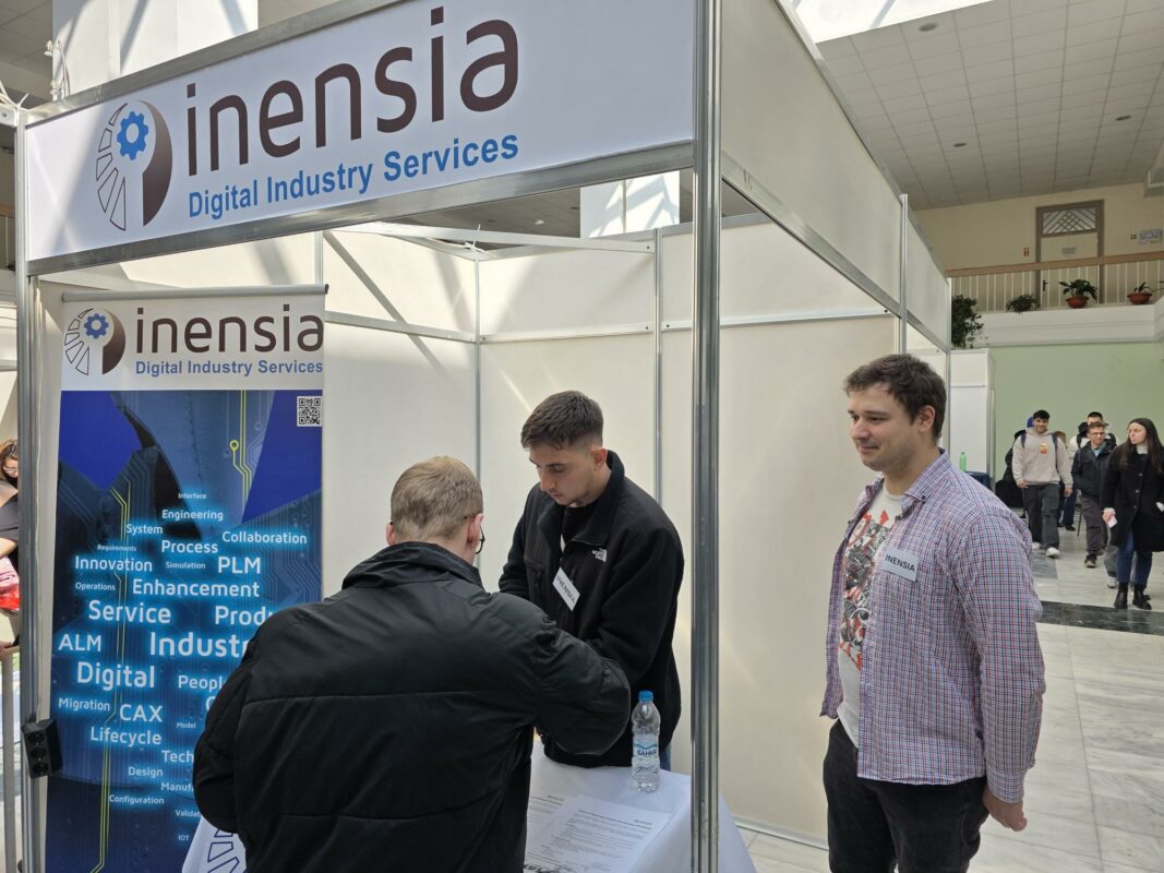 Students exploring PLM and digitalization career paths at INENSIA’s stand