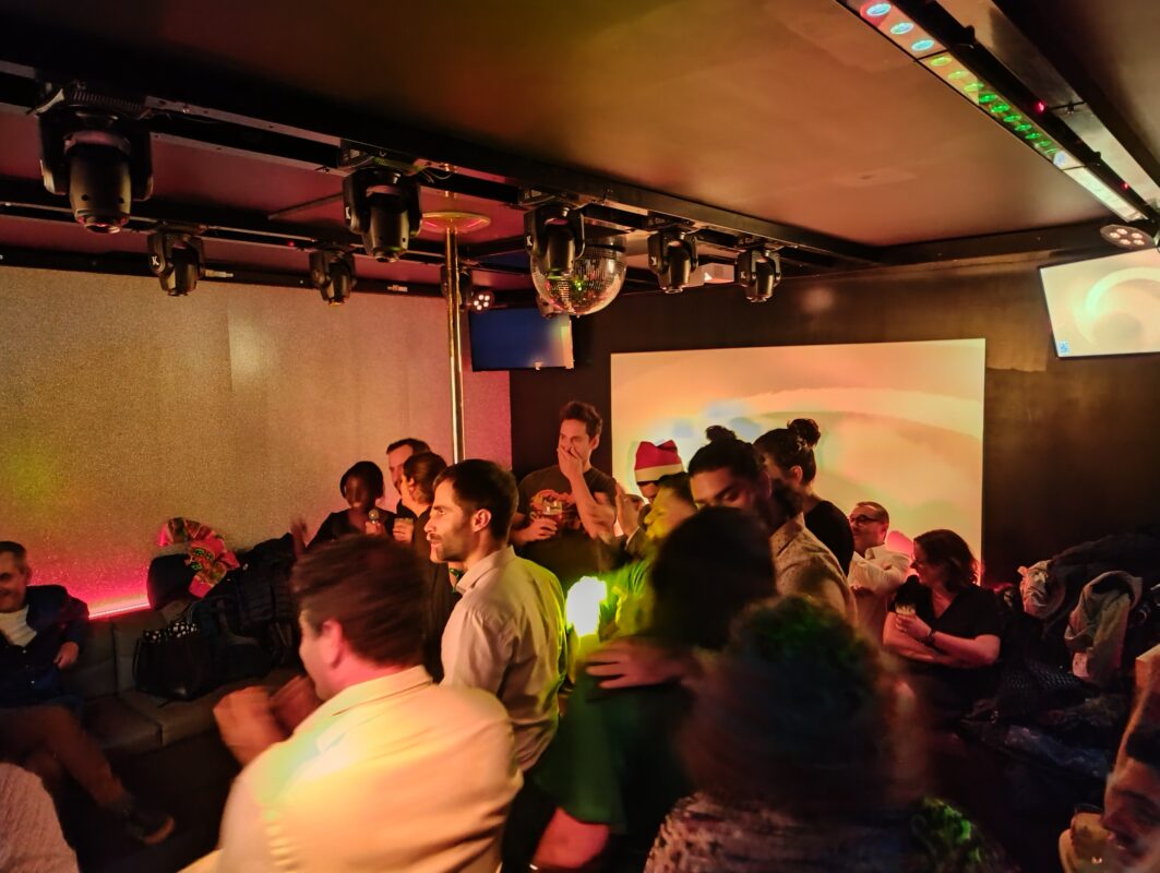 The French team did not missed the chance to end the night with karaoke 